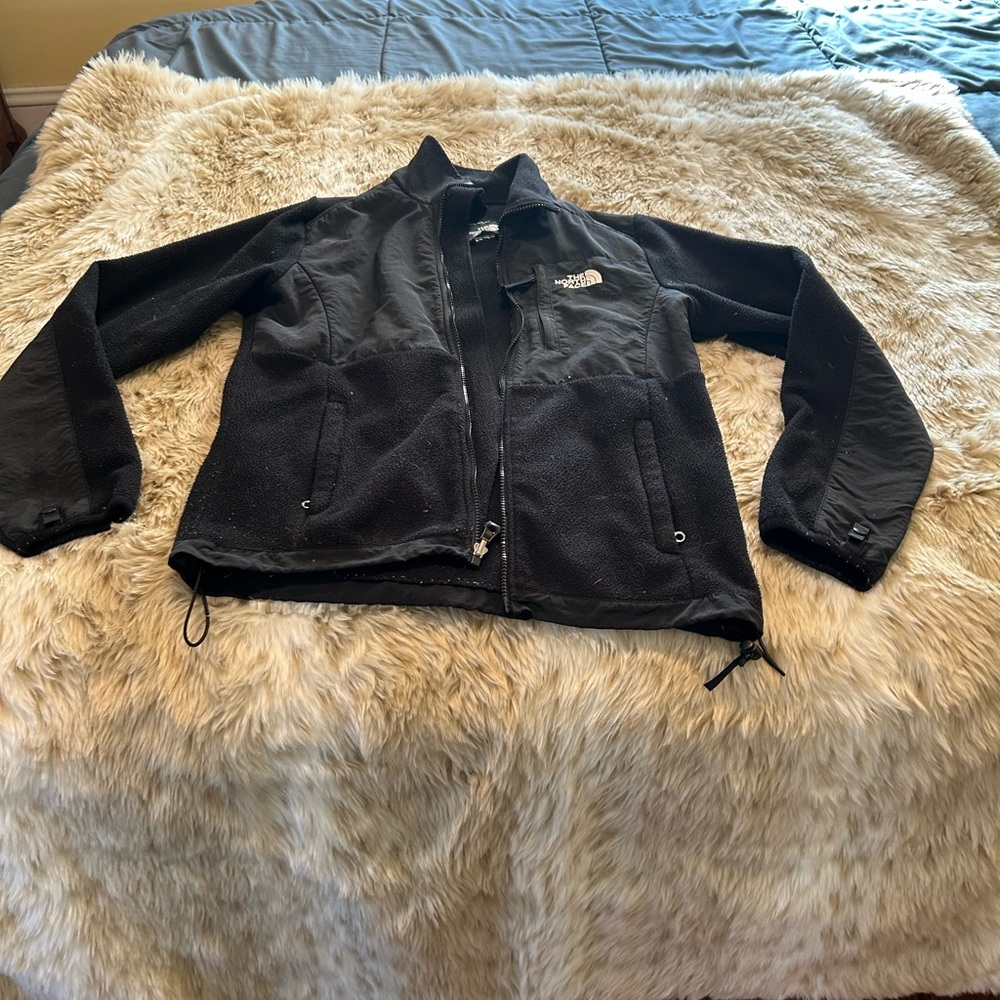 Northface women’s size M definitely needs a lint brush.
